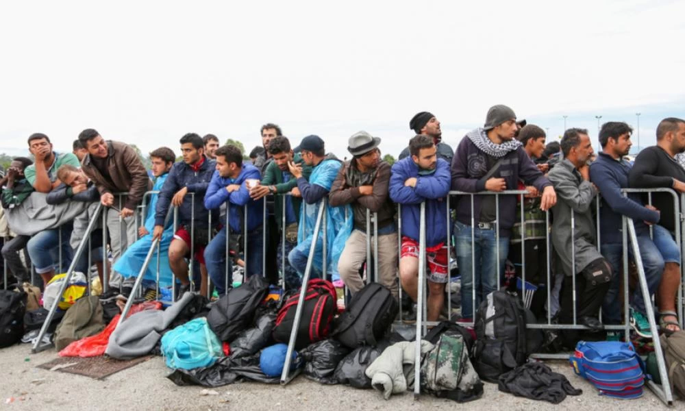 Εκκαθάριση από Μακρόν σε παράνομο καταυλισμό μεταναστών κοντά στο Παρίσι